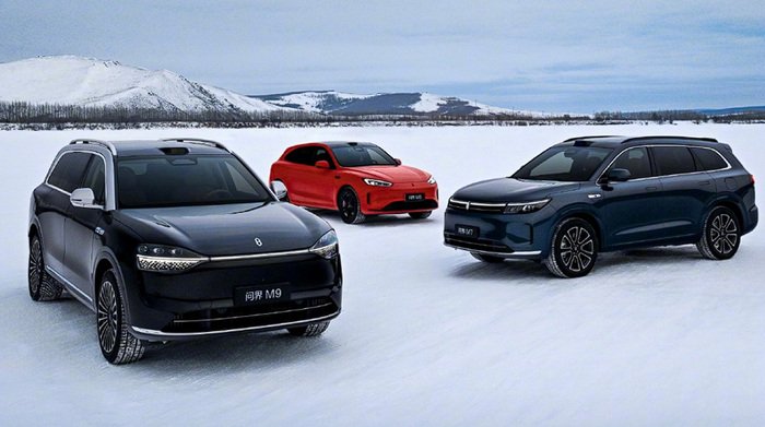 В Китае более популярны Aito M7 и M5 (аналог Tesla Model Y) в электрическом исполнении, а в РФ лучше заходят M7 и более крупный M9 в гибридном формате.