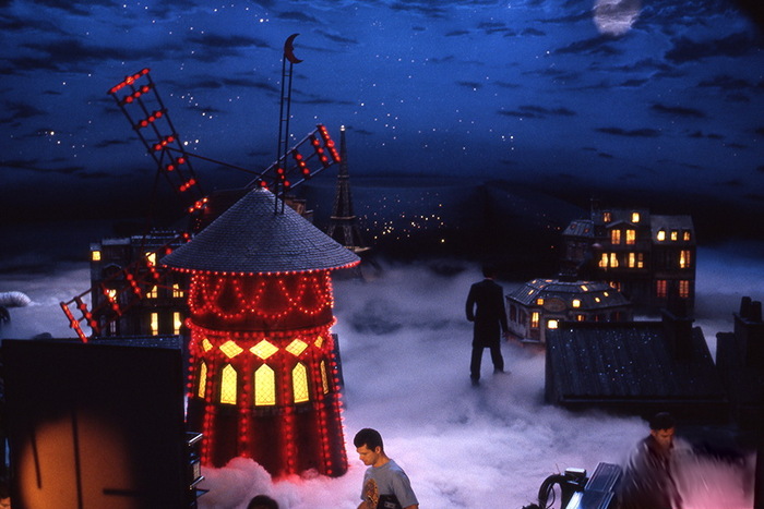 Декорации к сцене с исполнением песни Your Song.