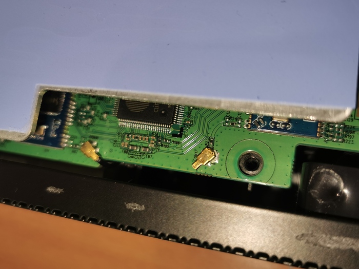 Вот такую картину обнаружил при осмотре, от провода антенны остался только коннектор