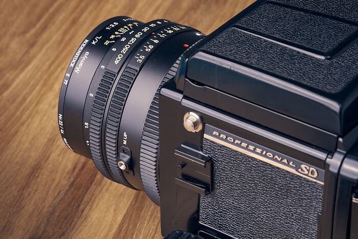 Один из трех разъемов для тросика - делает спуск после подъема зеркала.