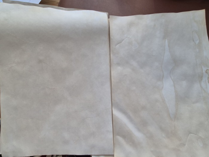 Слева из пульверизатора, справа окунала в раствор и сушила стопкой