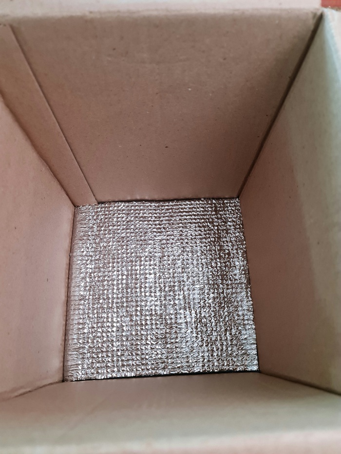 Сначала дно, лучше в 2-3 слоя