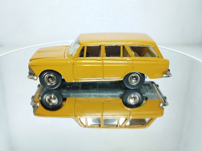 Рис. 7. Саратовская модель автомобиля Москвич-427 (А4) после восстановления (вид слева)