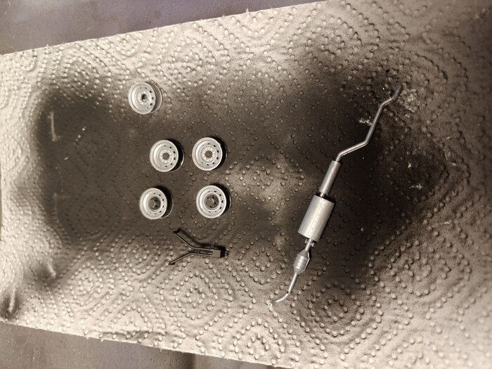 Диски и выхлопную трубу я покрасил краской цвета "аллюминий" от Звезды (это единственная краска, которая мне нравится от этой фирмы). Для покраски использовал кисть.