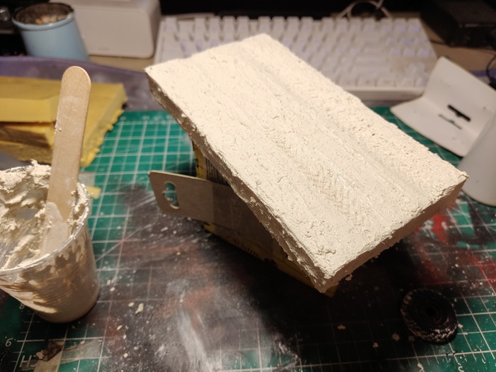 Для рельефа и придания имитации земляного покрова нанес раствор гипса. Когда гипс начал подсыхать, я в колеях сделал колесные следы при помощи запаски от другой сборной модели.