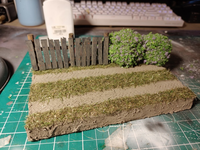 Ну и когда подсохла трава я приклеил забор и кустики.