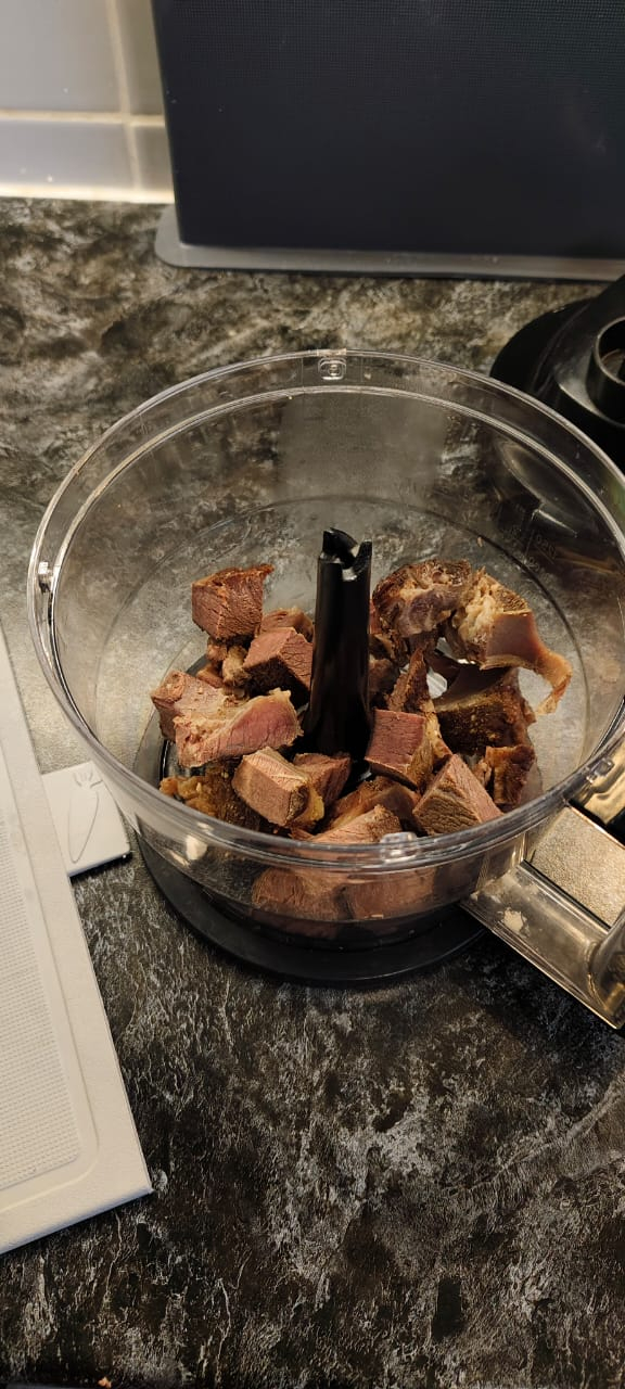 Мясо разделываю, режу в блендер.