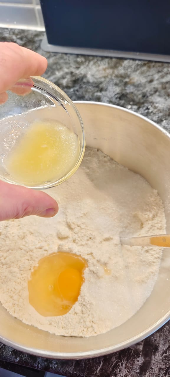 Добавляю яйцо, сливочное и растительное масло.