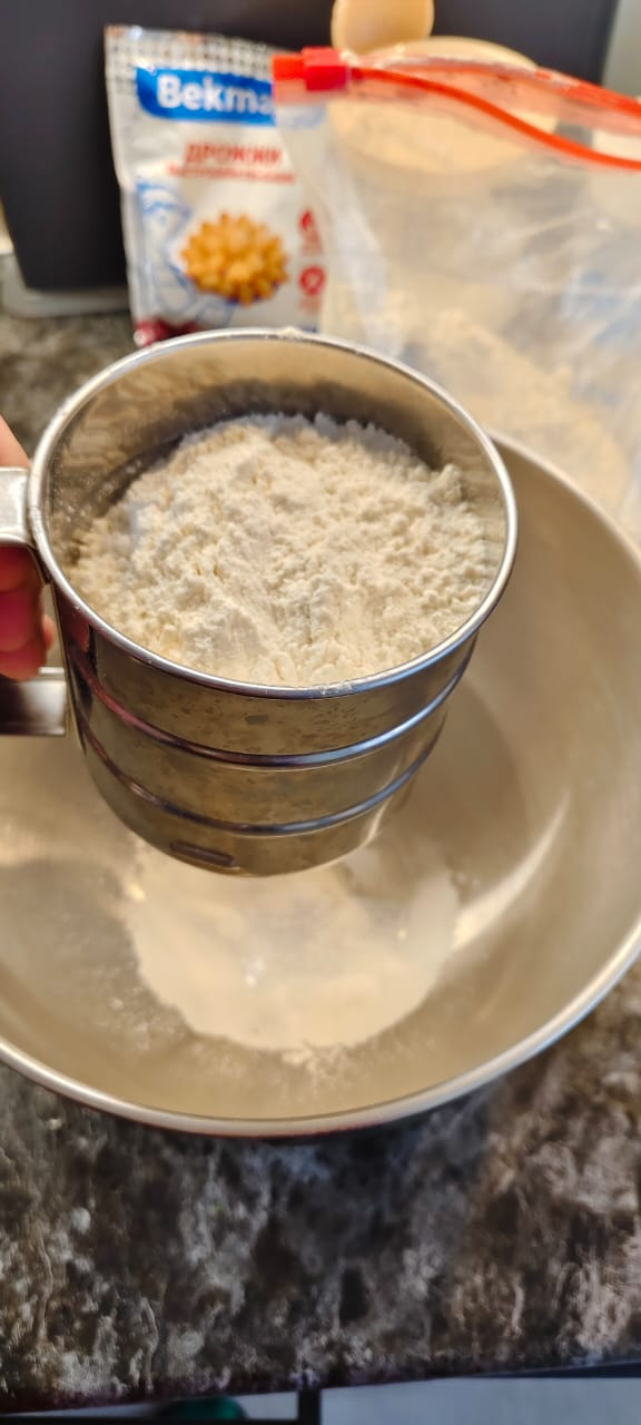 Просеиваю муку