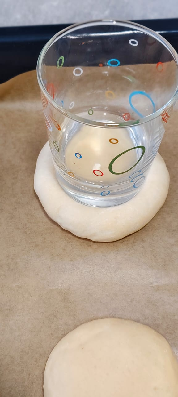 Стаканом сделал в каждом шаре углубление