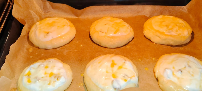 Смешал мягкий творог с сахаром, ванилью и изюмом. Выложил в углубления. Обмазал взбитым яйцом тесто и творог. Поставил запекаться. На 180 градусов и 20 минут.