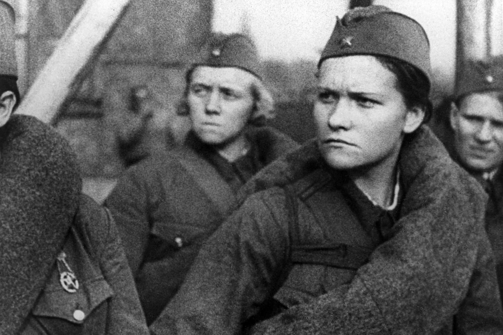 Голые русские девушки в форме (60 фото) Голые русские девушки в форме (60 фото)