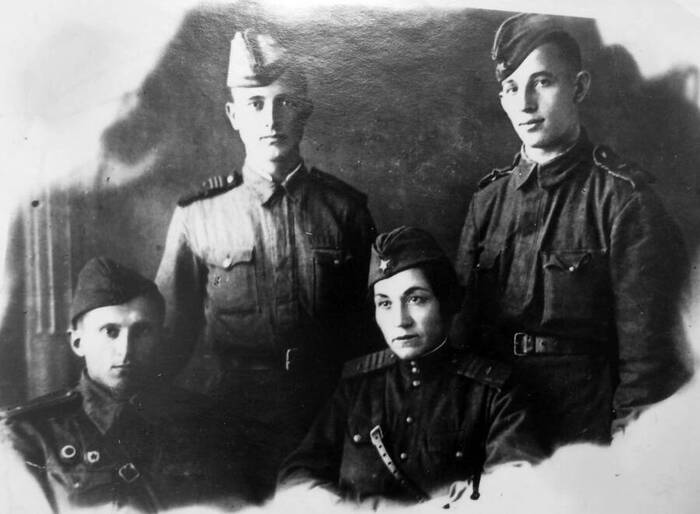 Механик-водитель танка гвардии сержант Мария Октярьская с членами экипажа танка «Боевая подруга»