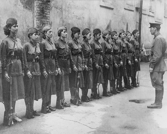 В строю во время военного обучения в Москве, 1941