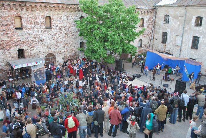 В замке г. Выборг (Ленинградская область) 1 мая проводится ежегодный фольклорный фестиваль «Майское Древо». Фото с сайта <!--noindex--><a href="https://pikabu.ru/story/chto_za_prazdnik_1_maya_12673517?u=http%3A%2F%2Fwikipedia.org&t=wikipedia.org&h=069e34549d8605623376d6a956946f0dddfb7907" title="http://wikipedia.org" target="_blank" rel="nofollow noopener">wikipedia.org</a><!--/noindex-->.