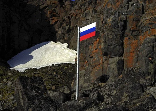 Металлический флаг, установленный нашими военными на мысе Флигели