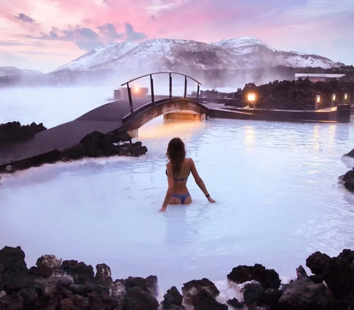 Это не фантазия художника и не кадр со съемочной площадки. Это геотермальное озеро «Голубая лагуна»