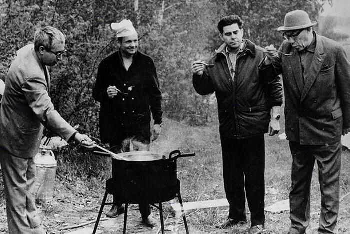 Фото отсюда: «Пикник в Золотой долине (слева направо): космонавты Константин Феоктистов, Нил Армстронг, Георгий Береговой и академик Михаил Лаврентьев. Фото: предоставлено Музеем города Новосибирска». <!--noindex--><a href="https://pikabu.ru/story/kreativnyiy_gorod_yeffektyi_universitetskikh_gorodov_12666501?u=https%3A%2F%2Fwww.nsk.kp.ru%2Fdaily%2F21712088%2F4324208%2F&t=https%3A%2F%2Fwww.nsk.kp.ru%2Fdaily%2F21712088%2F4324208%2F&h=1775d723af5d0ffa934f30b2be08b1c241717282" title="https://www.nsk.kp.ru/daily/21712088/4324208/" target="_blank" rel="nofollow noopener">https://www.nsk.kp.ru/daily/21712088/4324208/</a><!--/noindex-->