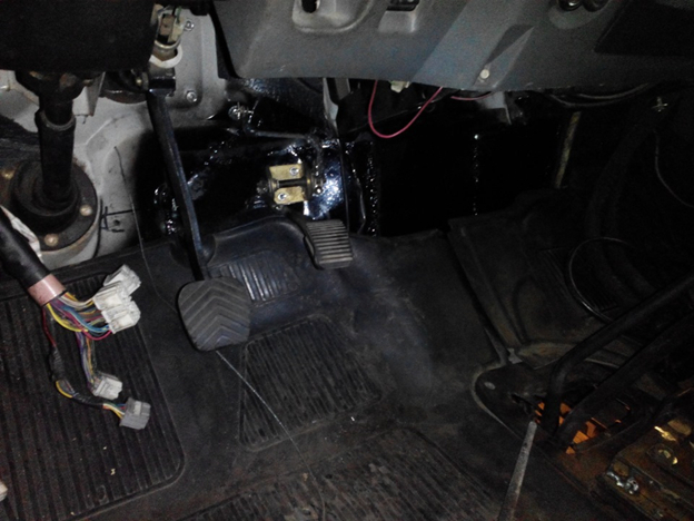 Все просто газ и тормоз, ничего лишнего, ничего личного.