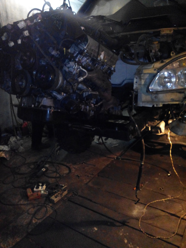 Мотор встал достаточно хорошо. Под капотом правда получилось тесновато)