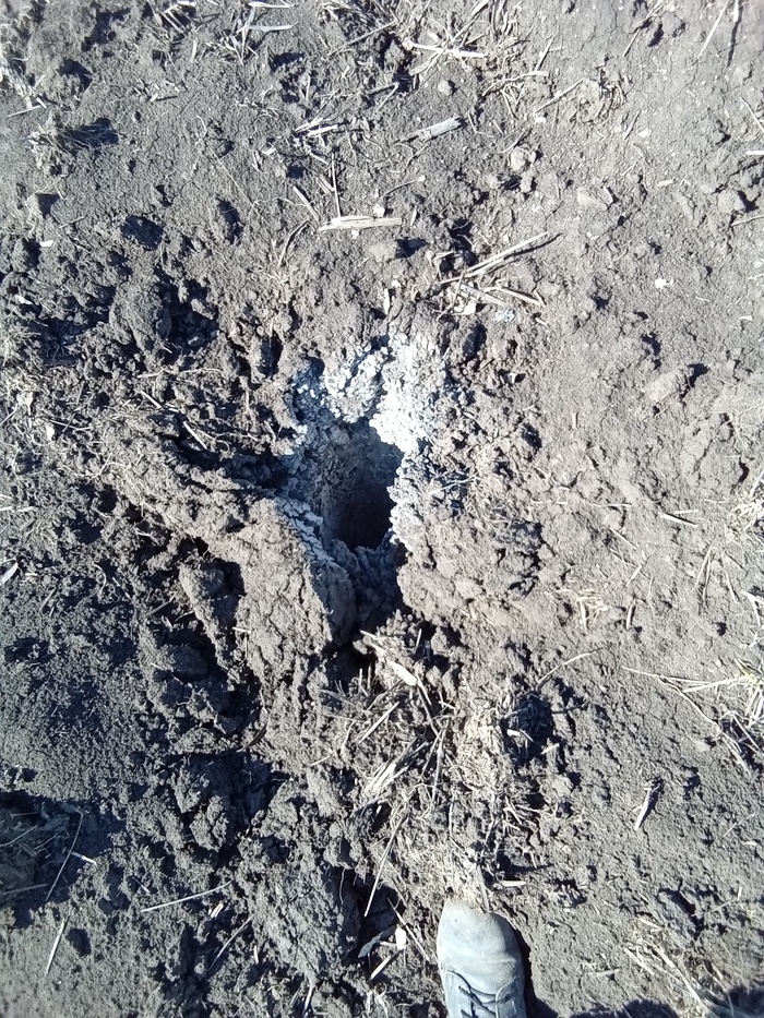 Это дырка от взрыва кумулятивного заряда в земле, не долетел он куда надо
