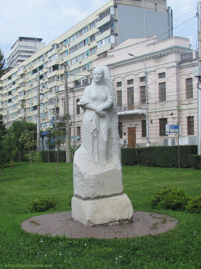 Скверик на пересечении проспекта Ленина с улицей Ленина напротив Краеведческого музея. На постаменте памятника высечен её автограф. Автор проекта — скульптор В. Г. Фетисов.