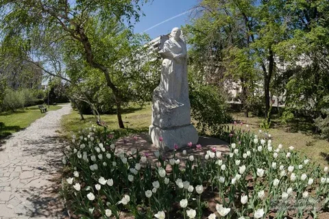 Раньше сквер выглядил так.