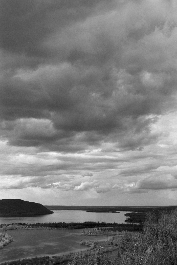 На самом деле никакой грозы не было и не планировалось, но небо получилось достаточно грозным за счет сильно повышающего контраст неба фильтра B+W 091 Dark red.