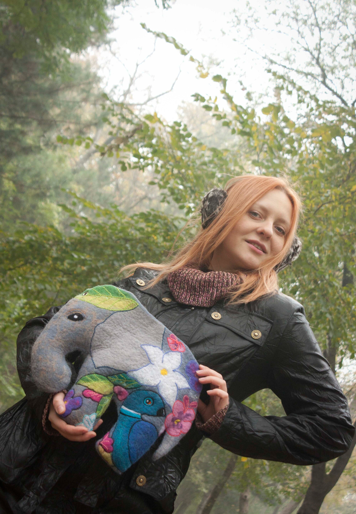 Вот первая самостоятельная цельноваляная сумка, которую я назвала «А ты купи слона».