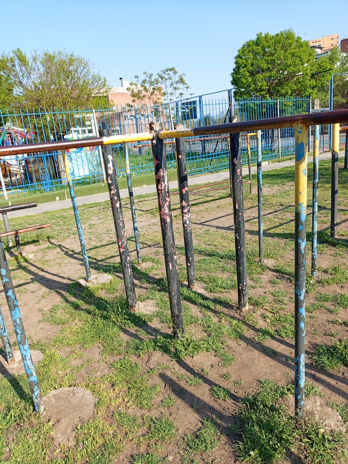 ТАК СТАЛО: Ямы, бетон, в дождь грязь. Травмируются часто дети.