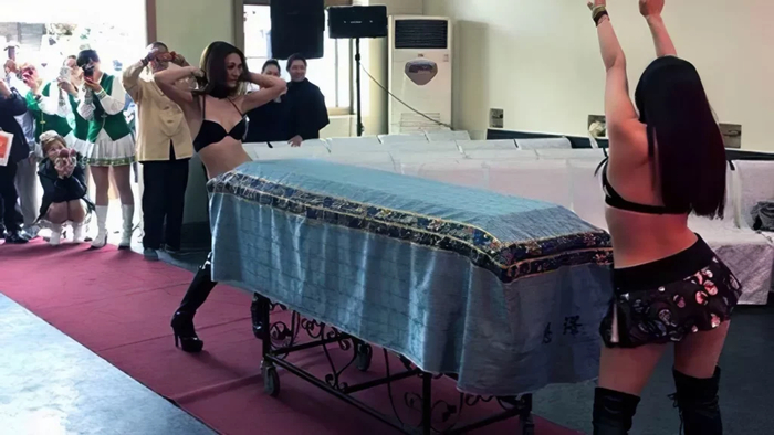 В отдельных районах Китае на похоронах принято танцевать стриптиз