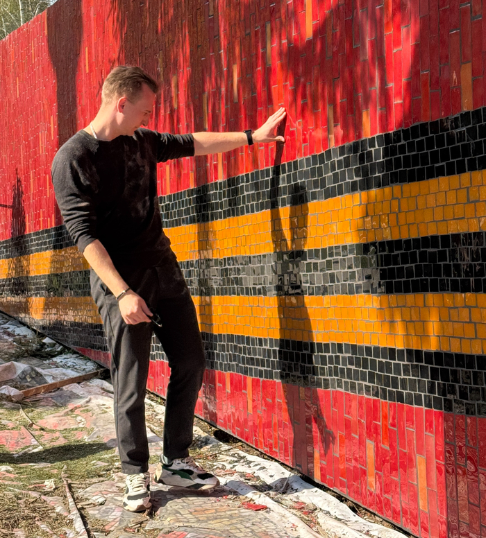 Это я проверяю стыки и монтажные швы на мозаичном панно.