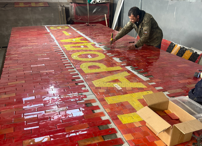 Процесс сборки мозаичного панно из смальты в мастерской ArtWorker