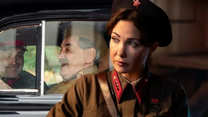 В реальности персонажа Климовой не существовало бы, а Панкратов-Черный в свои 75 лет не водил бы авто, тк его не могло быть по факту.