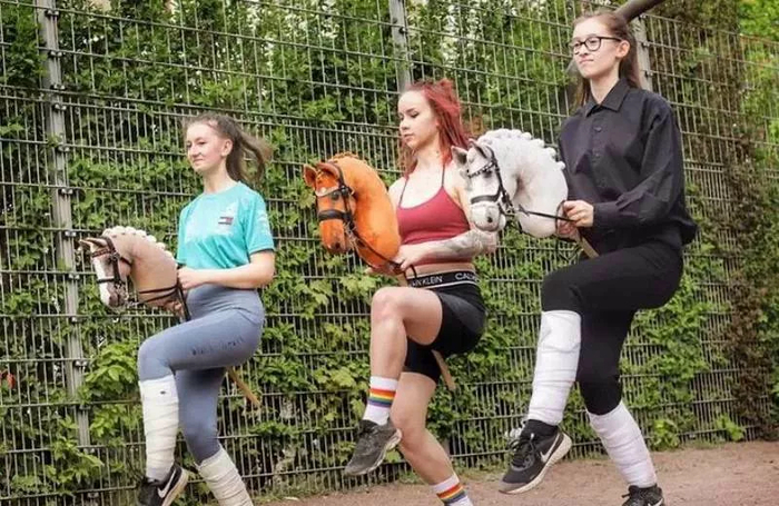 Хоббихорсеры на тренировке