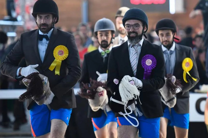 Соревнования по хоббихорсингу во Франции…