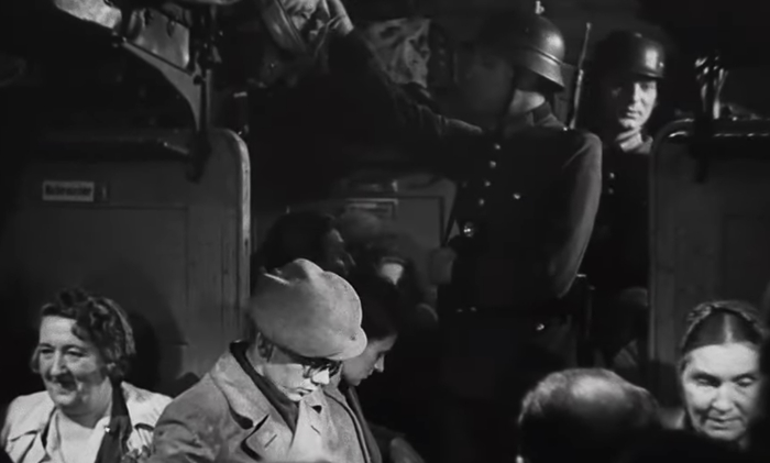 Таможенник в вагоне - фактор риска для подпольщицы.