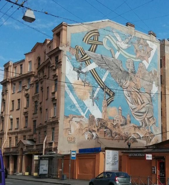 Ангела ваяли с того крылатого, что крест на Петропавловской крепости держит.