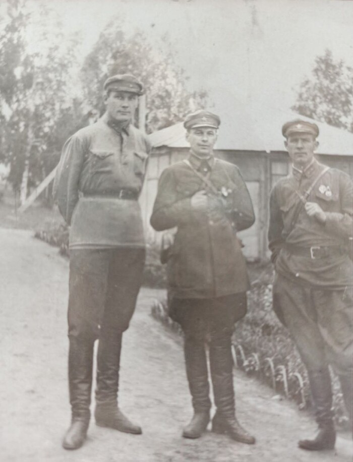 Предедушка слева, очень высокий и статный.