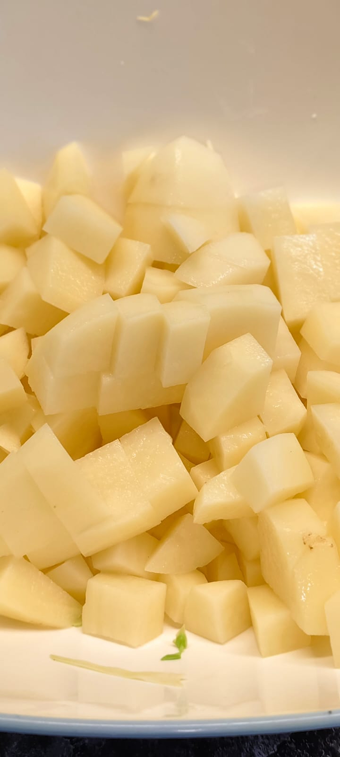 Нарезаю кубиком картофель