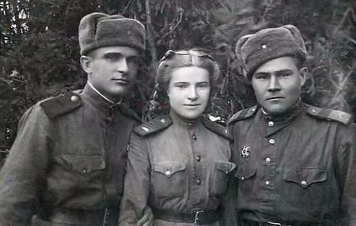 Моя бабушка с боевыми товарищами.