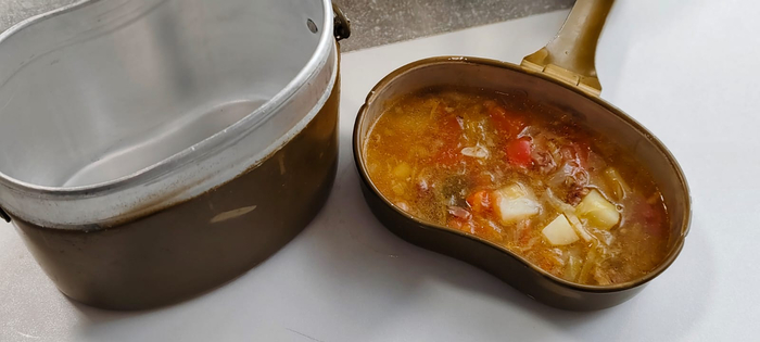 Младший попросил налить щи в манерку. Говорит хочу как солдаты. Съел все. Молодец!