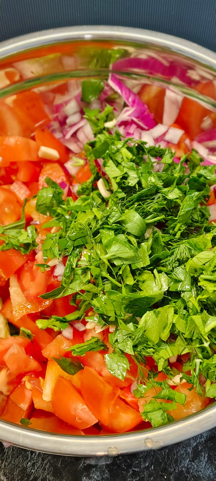 Добавляю порезанную зелень.