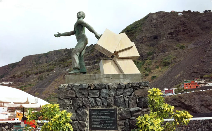 Памятник эмигранту недалеко от Гарачико, Тенерифе.