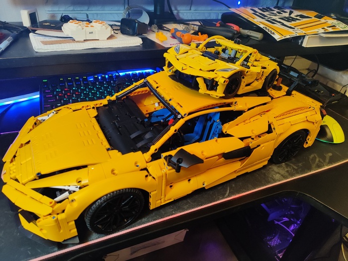 С маленьким братом) LEGO 42205