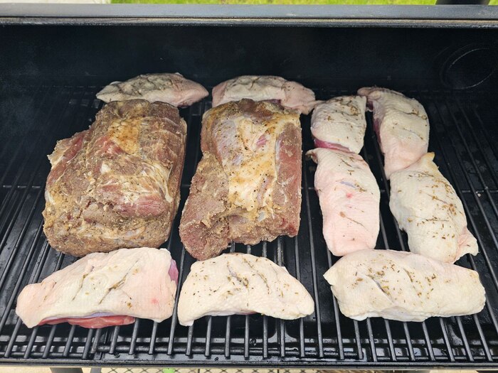 Я заложил грудку и свиную шею, про которую расскажу отдельно