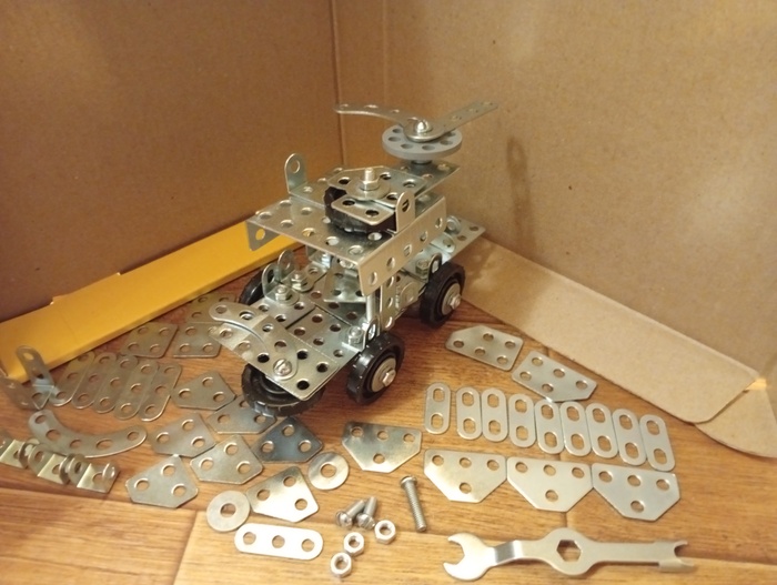 *кузовной каркас усилен, выносная стрела кузова, дополнительное запасное колесо под багажником, заднее сиденье.