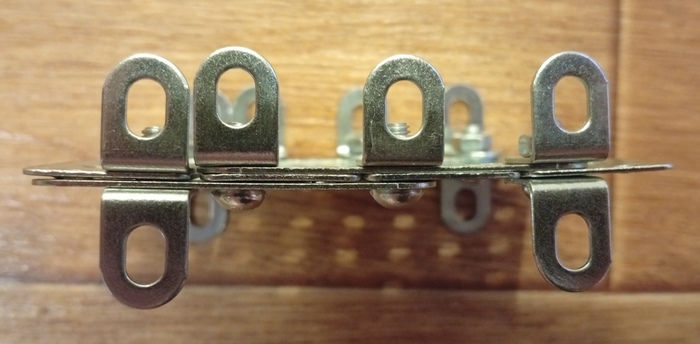 *примененный для экономии болтов, невероятный метод пластинчатого соединения, - держит почти так же, как если поставить болт в каждый элемент. (не говорите это изготовителям автомобилей 😁)