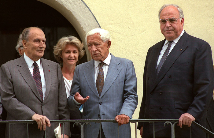 Юнгер в обществе президента Франции Франсуа Миттерана и канцлера Германии Гельмута Коля