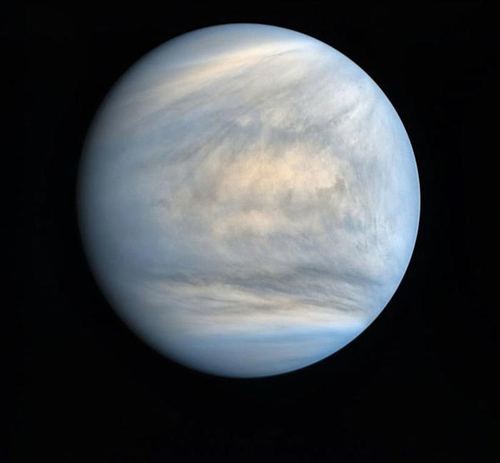 Вот так Венера выглядит на расстоянии. Снимок был сделан межпланетной станцией "Акацуки" японского космического агентства в 2015 году.